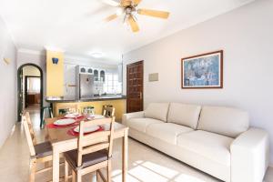 吉亞德索拉的住宿－Mi Posadita - Mochima，客厅配有白色的沙发和桌子
