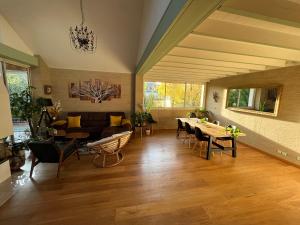 ein Wohnzimmer mit einem Sofa und einem Tisch in der Unterkunft Marc's Flat - Calm & Cosy in Nantes