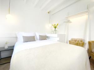 Un dormitorio blanco con una cama blanca y una ventana en Son Melt Esporles, en Esporlas