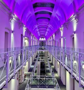 un couloir avec des plafonds violets et des escaliers dans un bâtiment dans l'établissement Malmaison Oxford, à Oxford