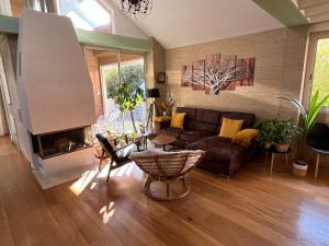 uma sala de estar com um sofá e uma lareira em Marc's Flat - Calm & Cosy em Nantes
