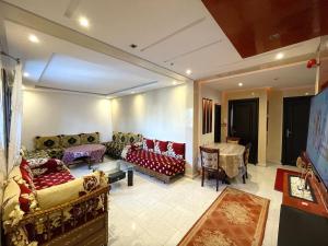 sala de estar con sofás y mesa en Maison de Vacances Harhoura, en El Harhoura