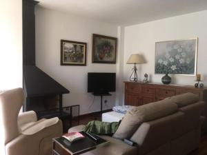 - un salon avec un canapé et une télévision dans l'établissement Apartament Flamisell, à La Pobleta de Bellvei