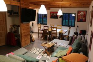 sala de estar con sofá y mesa en Chaumière d'Albâtre -Gîte-Détente nature et bien être, en Ourville-en-Caux