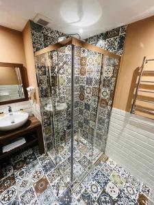 een badkamer met een douche en een wastafel bij CH Hotel in Baku