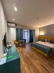 TV a/nebo společenská místnost v ubytování CH Hotel