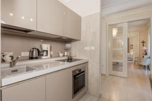 Кухня или кухненски бокс в Villa Sokol Apartments Opatija center