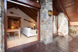 a living room with a white couch and a table at Tarter Chalets Apartaments in El Tarter