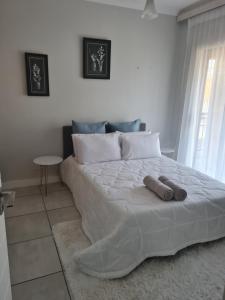 sypialnia z białym łóżkiem i 2 ręcznikami w obiekcie Luxury 264 The Blyde w mieście Pretoria