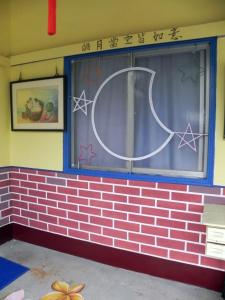 a window of a classroom with a crescentffiti at Ting Yi B & B in Taitung City