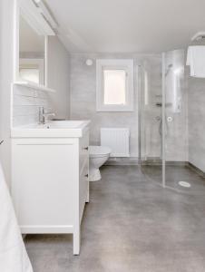a white bathroom with a shower and a toilet at Isaberg Golfklubb in Hestra +62 photos