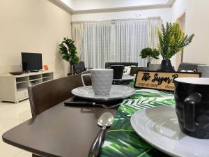 コタバルにあるThe Sugar'Barn@D perdana kota bharuのテーブル(皿、カップ付)