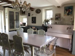 Posezení v ubytování Domaine "Les Bois Flottes" dans Maison de Charme au bord de mer et proche de Cabourg