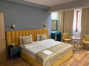 Postel nebo postele na pokoji v ubytování CH Hotel