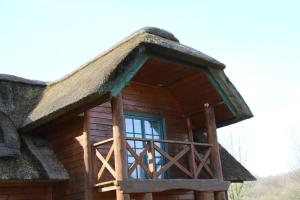 Cabaña de madera con techo de paja en Chaumière d'Albâtre -Gîte-Détente nature et bien être, en Ourville-en-Caux