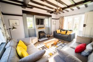 a living room with a couch and a table at The Cedars, Cromer, a 7.5 minute walk to the beach in Cromer