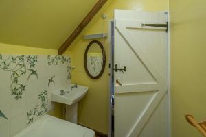 Bathroom sa Gunhill Cottages - Aldeburgh Coastal Cottages