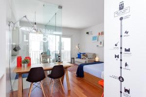 una camera con letto, tavolo e sedie di Lisbon Lifestyle House a Lisbona