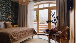 スーズダリにあるDacha Beliy Beregのベッドルーム1室(ベッド1台、テーブル、窓付)
