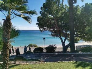 eine Gruppe von Menschen, die auf einem Bürgersteig in Strandnähe spazieren in der Unterkunft Studette "La Fourmi" proche centre et plage in Beaulieu-sur-Mer + 4 Fotos