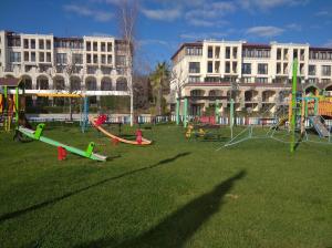 ソゾポルにあるNiya Apartments Kavaci Sozopolの芝生の遊具付き公園