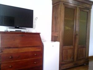 un centro de entretenimiento con TV y un tocador con tocador en Villa Novella, en Le Beausset