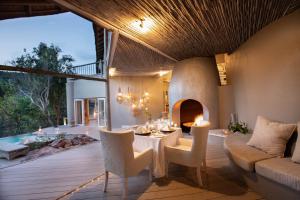 Χώρος καθιστικού στο Clifftop Exclusive Safari Hideaway