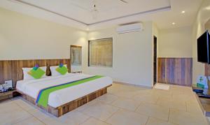 Postel nebo postele na pokoji v ubytování Treebo Nakshatra Cottages Mahabaleshwar