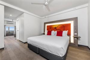 Un ou plusieurs lits dans un hébergement de l'établissement Novotel Darwin CBD