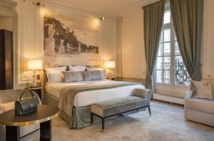 a hotel room with a bed and a chair at Hôtel Elysia by Inwood Hotels in Paris