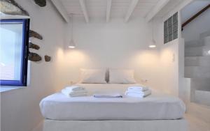 A bed or beds in a room at The Blue and White house in Ioulis, Kea
