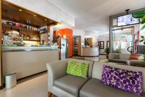 ein Wohnzimmer mit einem Sofa und einer Bar in der Unterkunft Park Hotel Meublé in Como