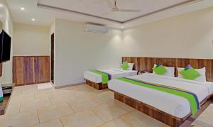 Postel nebo postele na pokoji v ubytování Treebo Nakshatra Cottages Mahabaleshwar