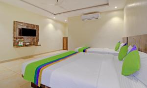 TV a/nebo společenská místnost v ubytování Treebo Nakshatra Cottages Mahabaleshwar