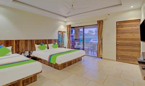 Postel nebo postele na pokoji v ubytování Treebo Nakshatra Cottages Mahabaleshwar