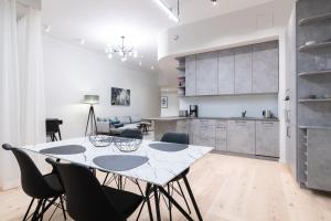 Una cocina y una sala de estar con mesa y sillas. en DasHaus 2 bedroom Apartment, en Tallin