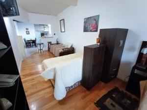 1 dormitorio con 1 cama y sala de estar en EF DEPARTAMENTOS Mar de Plata Córdoba 3655 en Mar del Plata