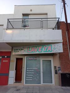 un edificio con un cartel en la parte delantera de un garaje en EF DEPARTAMENTOS Mar de Plata Córdoba 3655 en Mar del Plata