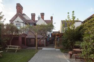 a house with a pathway leading to the front yard at The Crabtree Inn in Shoreham-by-Sea