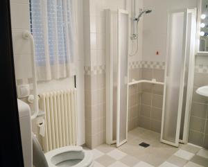 un bagno con wc e doccia di Park Hotel Meublé a Como