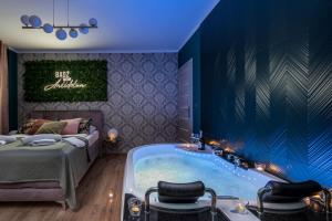 Łóżko lub łóżka w pokoju w obiekcie Exclusive Apartment Centrum 2