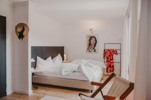 A bed or beds in a room at SEEBICHL haus am see Designhotel Kitzbühel