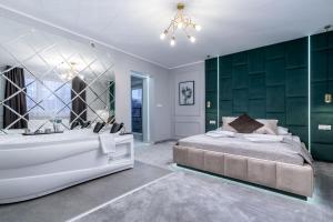 sypialnia z dużym łóżkiem i wanną w obiekcie Exclusive Apartment Centrum 2 w Wadowicach