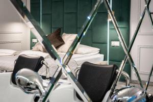 odbicie pokoju szpitalnego z łóżkiem i lustrami w obiekcie Exclusive Apartment Centrum 2 w Wadowicach