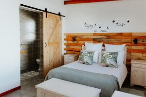 Ένα ή περισσότερα κρεβάτια σε δωμάτιο στο BC Stone Cottage