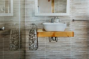 Ένα μπάνιο στο BC Stone Cottage +13 φωτογραφίες