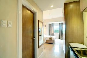 Postel nebo postele na pokoji v ubytování Zerenity Hotel & Suites