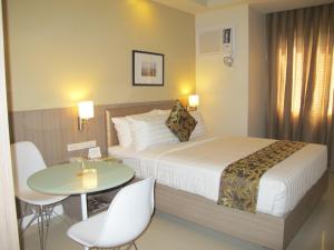 Postel nebo postele na pokoji v ubytování Zerenity Hotel & Suites