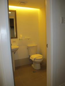 Koupelna v ubytování Zerenity Hotel & Suites