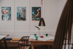 A restaurant or other place to eat at SEEBICHL haus am see Designhotel Kitzbühel